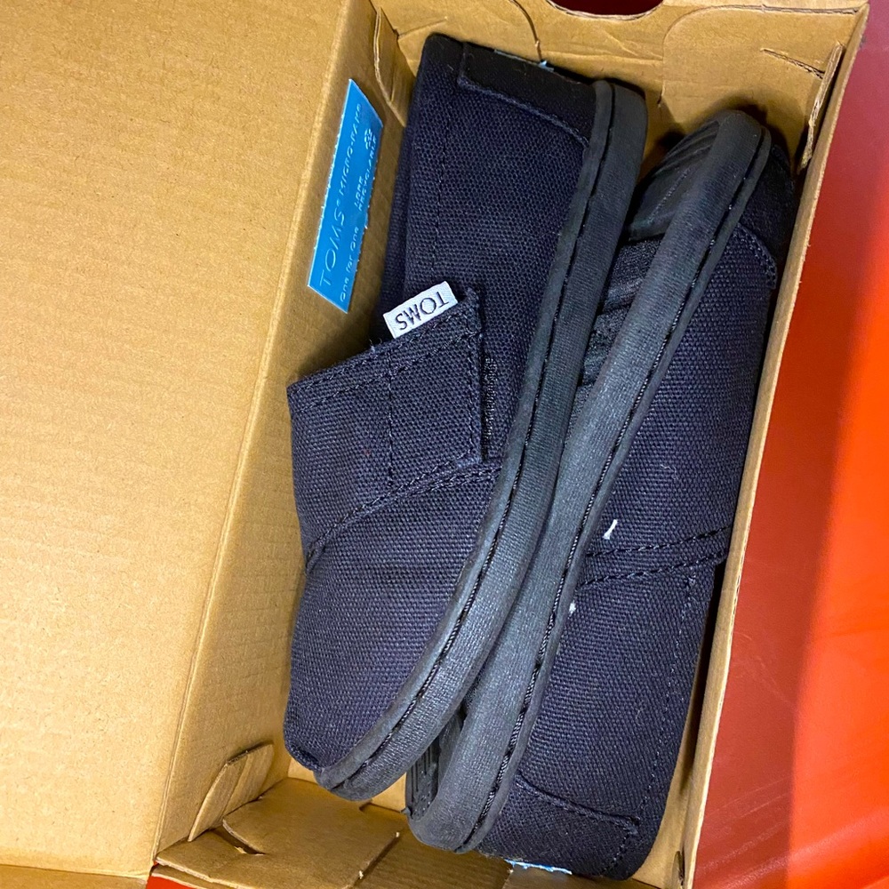 Toms Classic Slip-On Black Canvas Kids Casual size 11 new with box